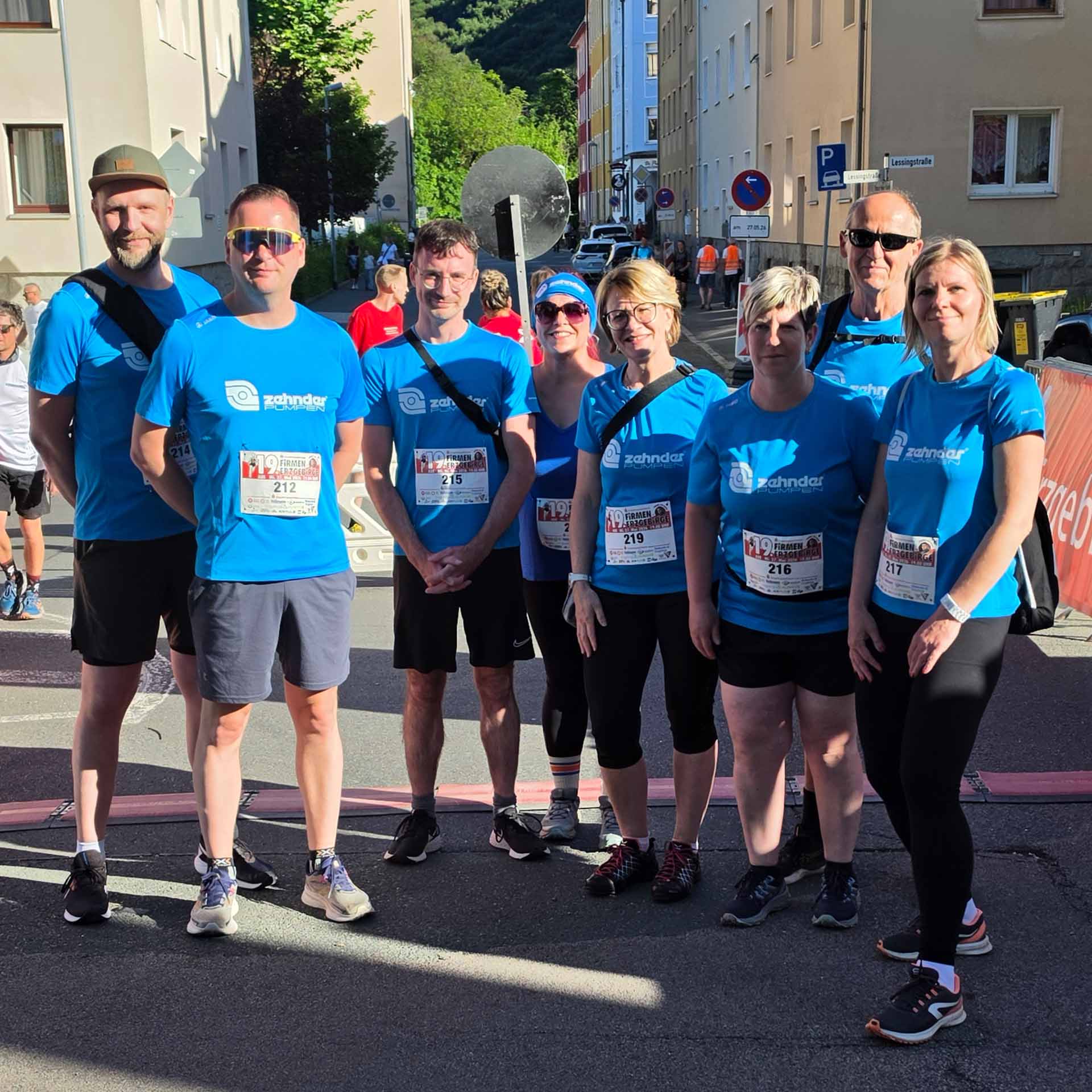 Mitarbeiter der Zehnder Pumpen GmbH vor dem Start des Firmenlauf Erzgebirge 2026 in Aue-Bad Schlema im gemeinsamen Teamshirt.