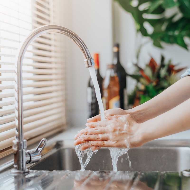 konstanter Wasserdruck in der Küche Händewaschen an einem Waschbecken in einer Küche